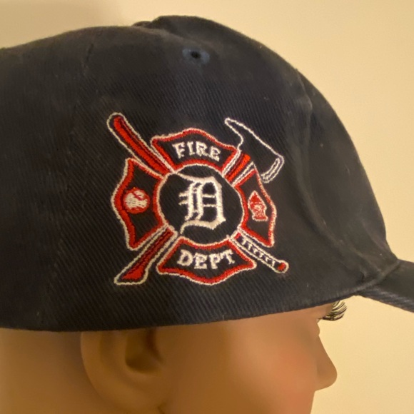 Apollo Detroit Tigers Hat, Majestic Tigers Jersey & Genuine Tigers T-Shirt - Picture 4 of 7